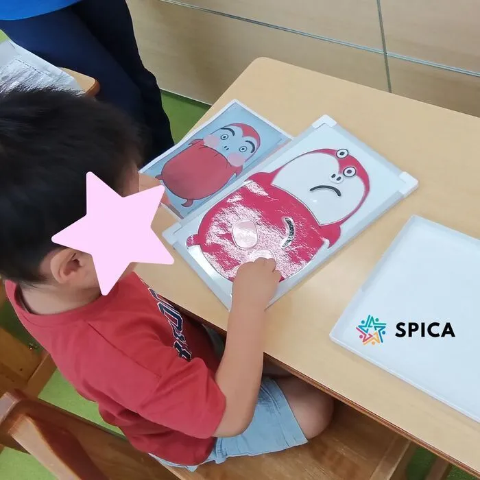 児童発達支援・放課後等デイサービス SPICA/🎨だるまさんの福笑いで集中力アップ😊✨
