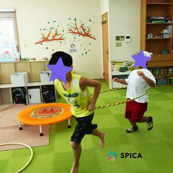 児童発達支援・放課後等デイサービス SPICA/🚋フラフープで電車ごっこ♪みんなで出発進行✨