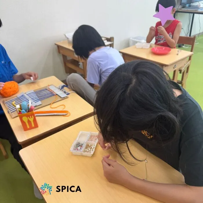 児童発達支援・放課後等デイサービス SPICA/🎀夏休みの手芸あそび✨ビーズ＆機織り体験