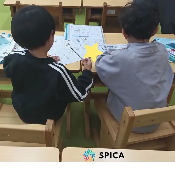 児童発達支援・放課後等デイサービス SPICA/✏️お友達と一緒に♪楽しく宿題タイム🌈
