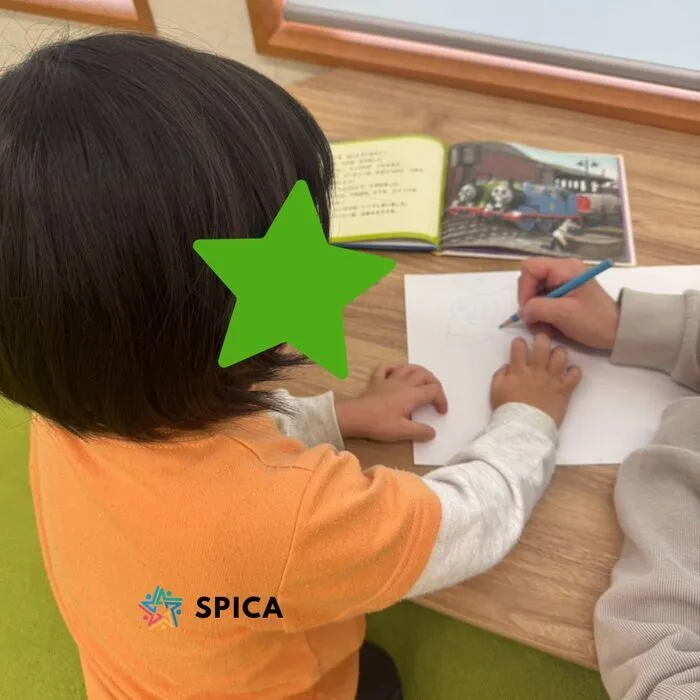 児童発達支援・放課後等デイサービス SPICA/📚えほんのキャラクターを描いて🎨笑顔いっぱいの時間😊