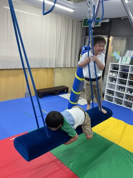 ニコニコはうす/ゆらゆらぶらんこ、どうやって乗る？