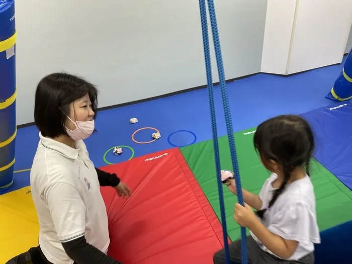 ニコニコはうす/ゆらゆら×ポイっ！感覚遊び