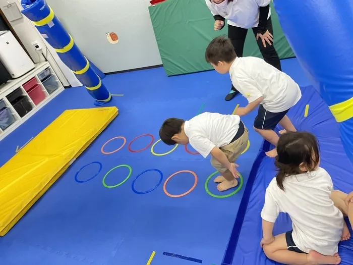 ニコニコはうす/赤っ黄色っ！色跳びっ！