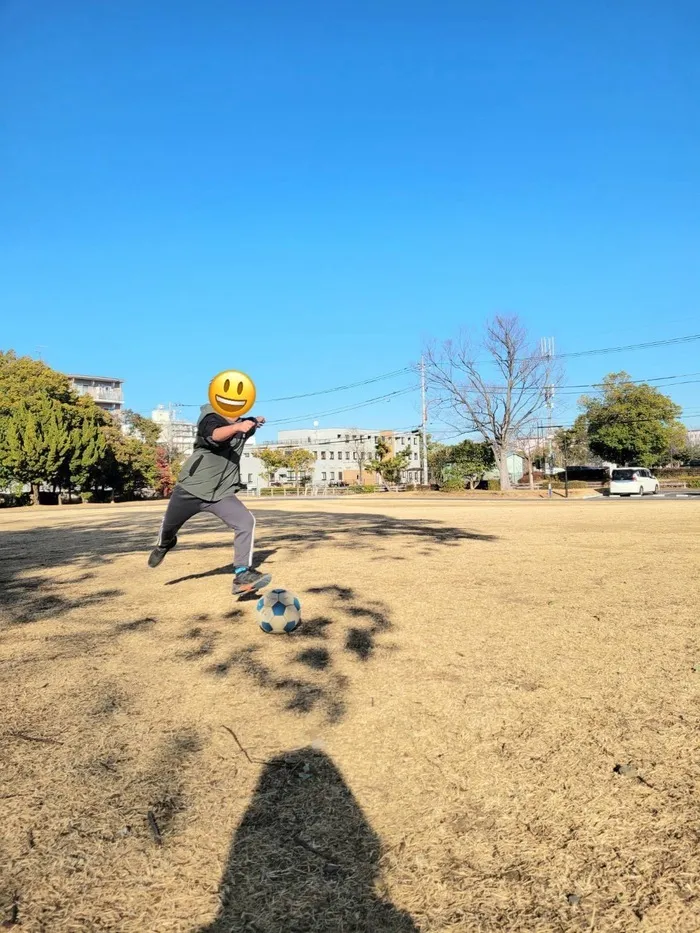 放課後等デイサービス　あとりえこかげ/公園でサッカー⚽