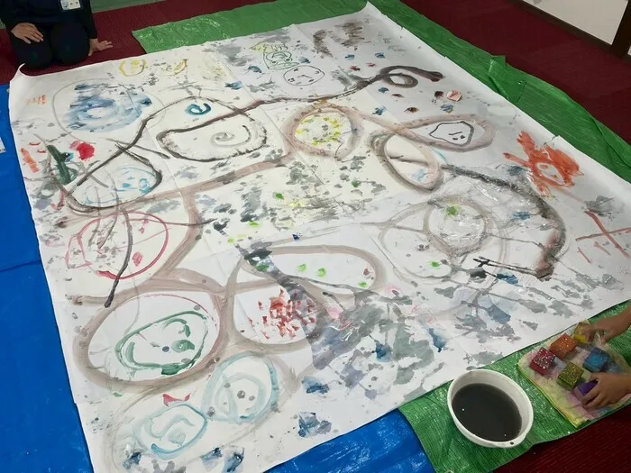 児童発達支援・放課後等デイサービス　くじらぐも/みんなで巨大アートに挑戦🎨🖌️
