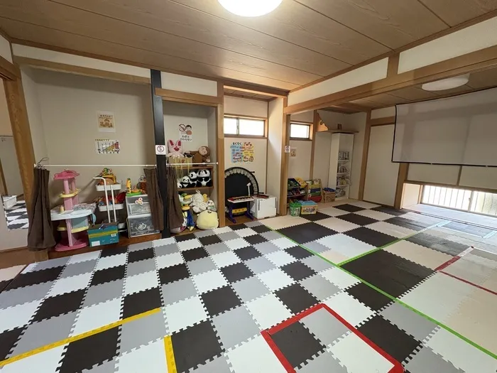 広々空間で成長を促すおもちゃを多数揃えております。