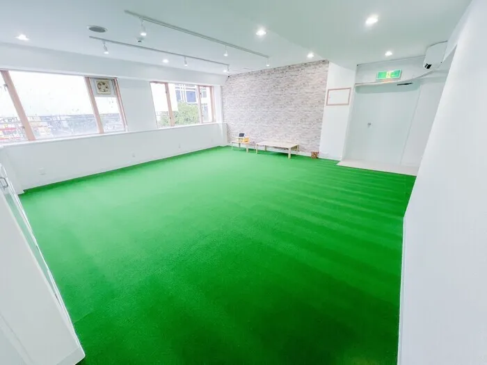とってもひろーい人工芝のお部屋です!