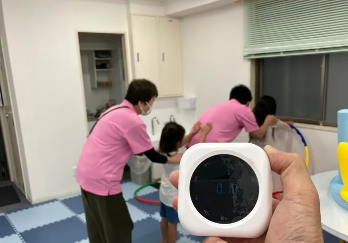 【英語、ダンスレッスン、リトミック】を主体とした放課後デイサービス・児童発達支援エンジェルPlus/フラフープくぐりは体の大きさを知れます( ﾟДﾟ)