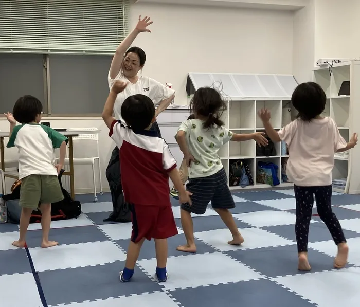 【プロ専門講師による英語、ダンス、リトミックレッスンご提供】放課後デイサービス・児童発達支援エンジェルPlus/金曜日はダンスです！