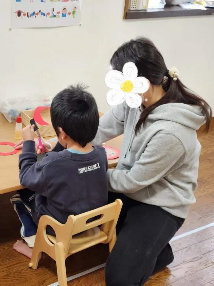 【２０２４年１２月オープン！送迎もあります】ドキドキキッズにこにこ園/はさみチョキチョキ！！