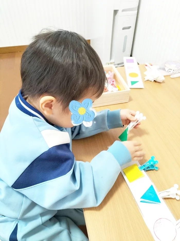 【２０２４年１２月オープン！送迎もあります】ドキドキキッズにこにこ園/洗濯バサミの形合わせ