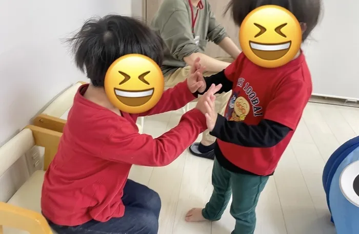 【2024年12月オープン】てらぴぁぽけっと西宮教室/「子どもの日イベント」を行いました！ハイタッチし合うお友だち