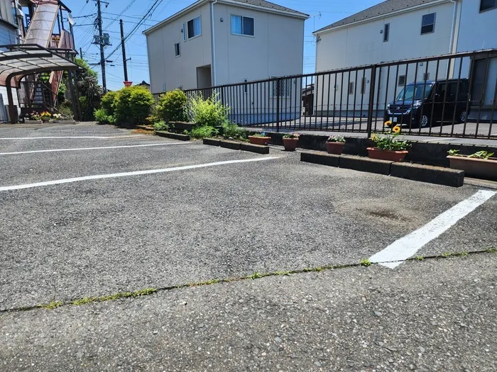 子どもたちが育てている草花が見れる駐車場もあります。