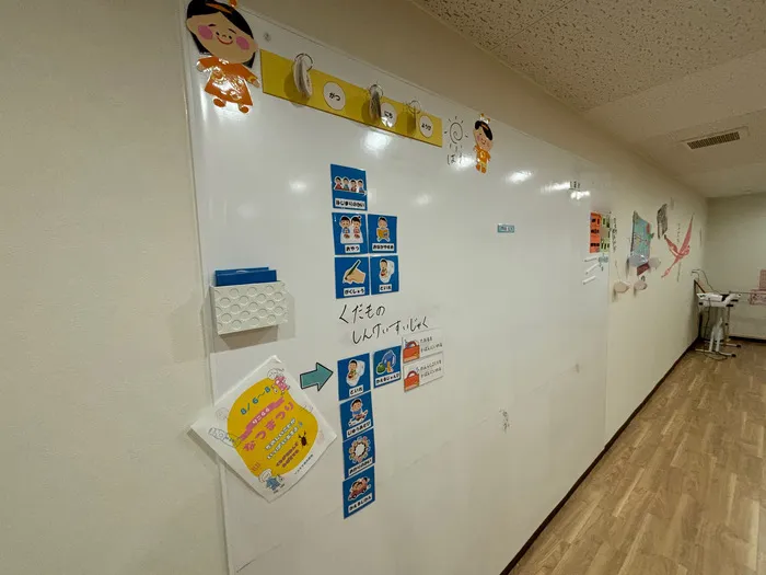 壁の大きなホワイトボードで1日の流れを掲示しています!