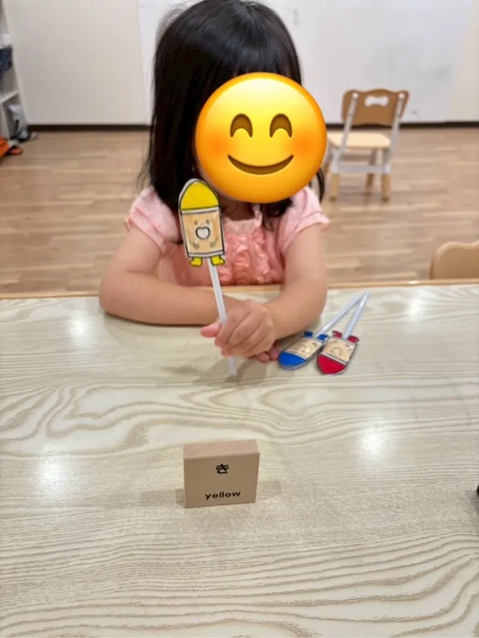 手作りステッキを用いて、色の学習をしています🖍
