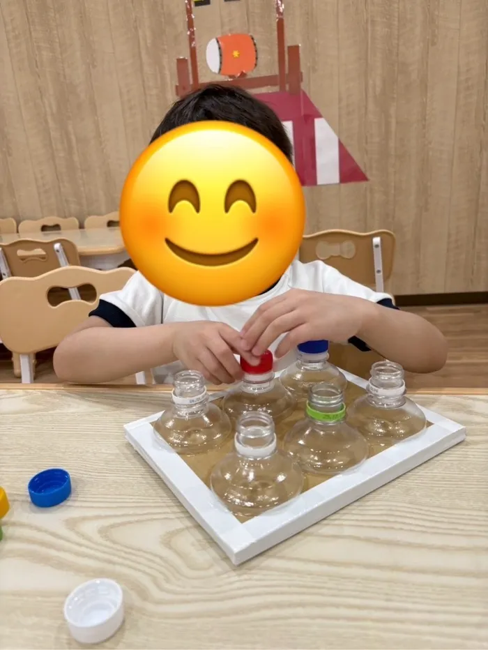 ペットボトルをひねる練習から、手首の使い方を高めています🎶