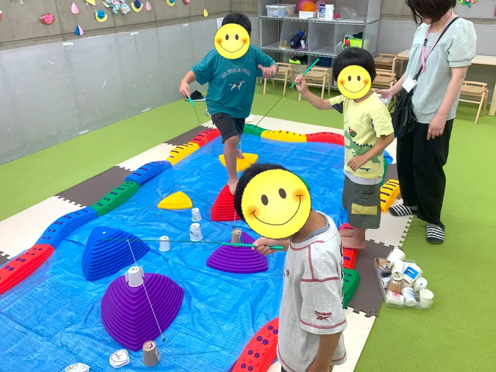 児童発達支援・放課後等デイサービス ひとつぼし/「できた！」の連続！手作りつり竿で楽しむ魚つりゲーム🎣