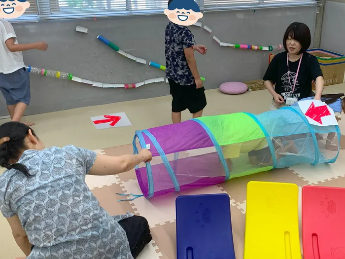 児童発達支援・放課後等デイサービス ひとつぼし/「右・左」を楽しく学ぼう！方向感覚を養うクイズに挑戦
