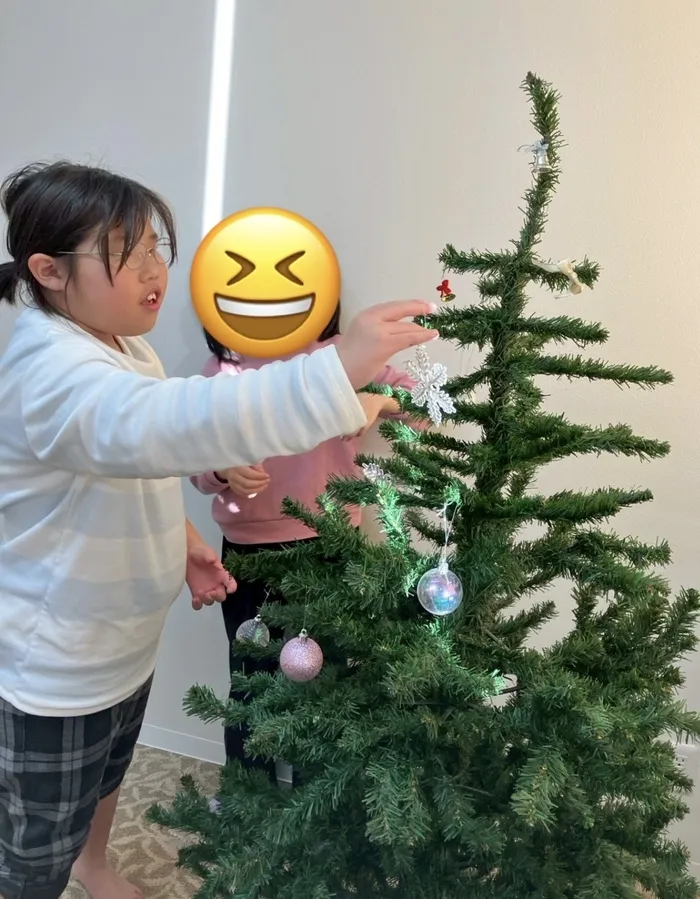 放課後等デイサービス　キラキラ沖野/クリスマスツリー飾り付け🎄