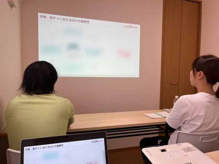 《児童発達支援・放課後等デイサービス》 みらいガーデンすいた/SST従業員研修を受講しました！