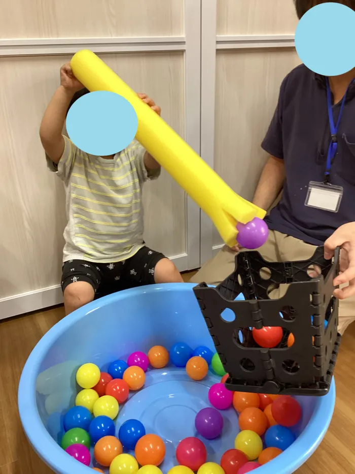 しなやかな森牧/プールスティックを使って…