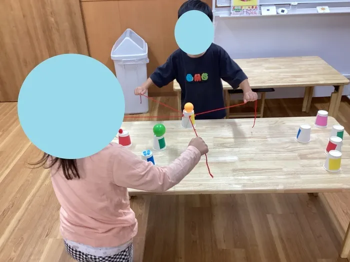 しなやかな森牧/協力して紙コップを運ぶ活動をしました