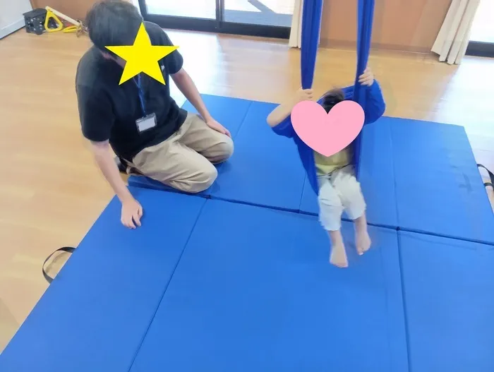 しなやかな森牧/ブランコでゆらゆら