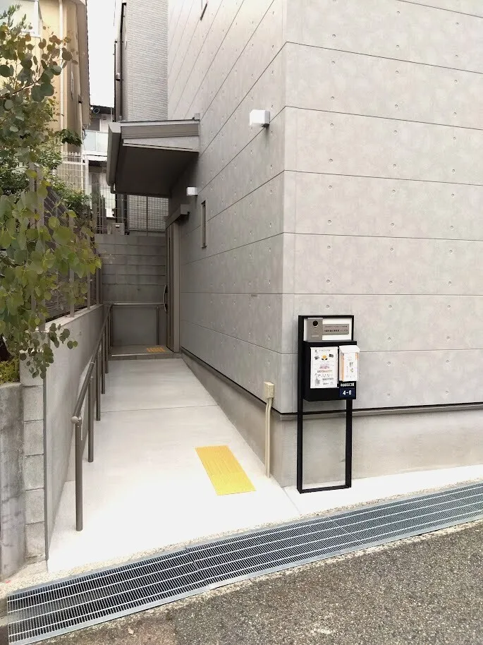 玄関へ続くアプローチはベビーカー、車いすもお進みいただけます