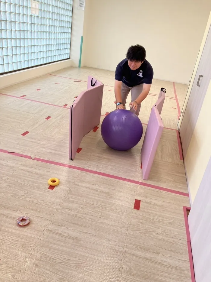 ワールドキッズ浮間舟渡教室/小集団活動のご報告！「バランスボール転がしリレー」