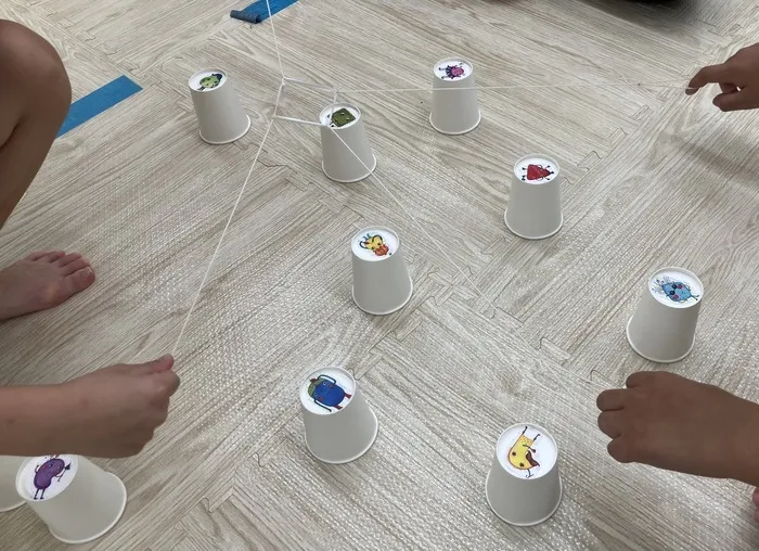 ワールドキッズ浮間舟渡教室/小集団活動のご紹介～協力コップ運びゲーム～