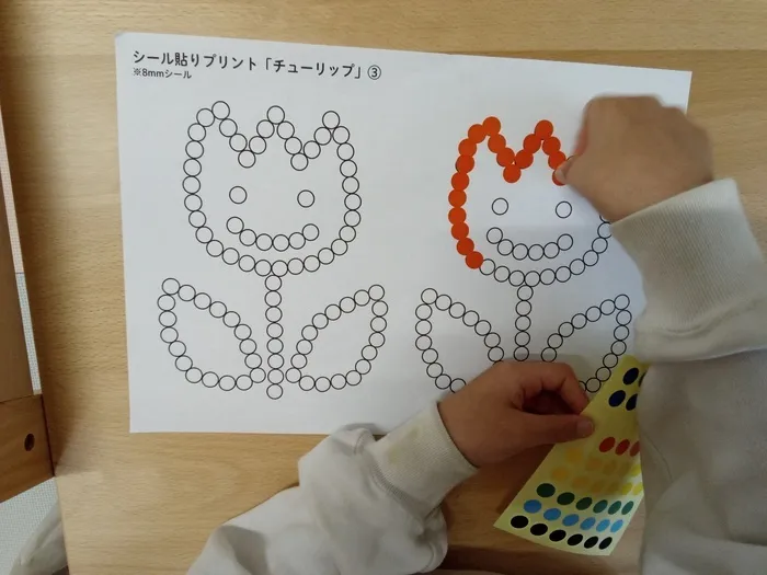 こどもはうすたんぽぽ/シール貼りをしました😊
