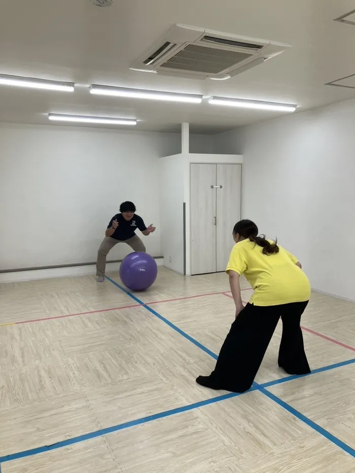 ワールドキッズ浮間舟渡教室/小集団活動のご報告！「バランスボール転がしドッジボール」
