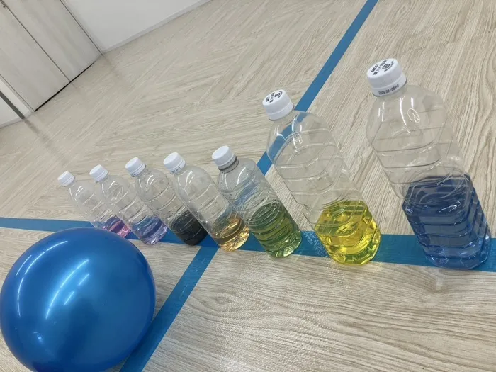 ワールドキッズ浮間舟渡教室/小集団活動のご報告！「ペットボトルボーリング」