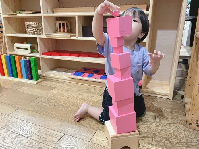 手先の運動と集中力を養う活動を行っています