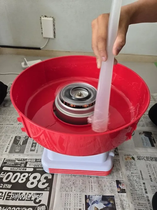 おやつに綿あめ作りに挑戦