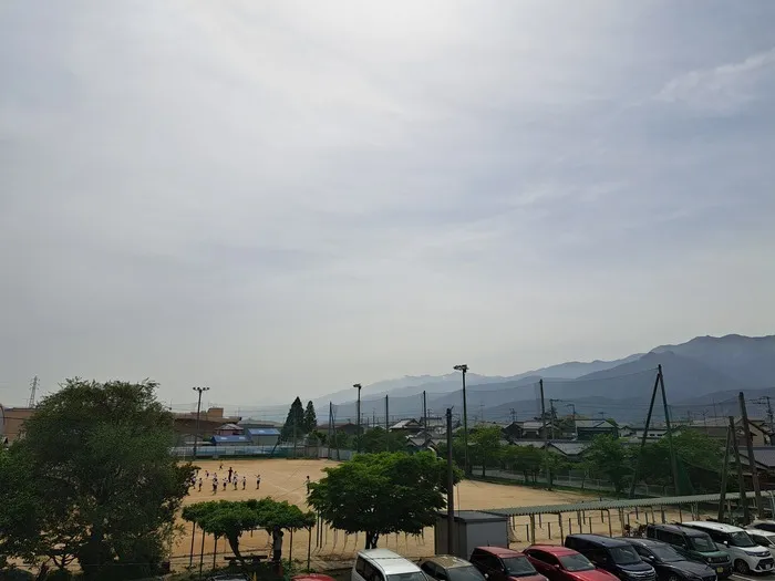 今日は運動会の練習をしています。マツケンサンバが流れてますよ