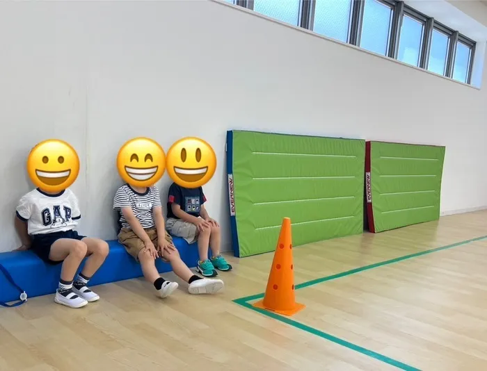 【運動療育】TAKUMI（たくみ）神戸住吉教室/青い椅子に座って話を聞こう！