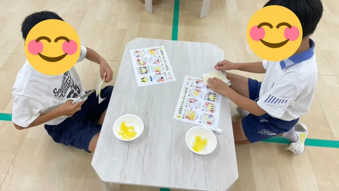 【運動療育】TAKUMI(たくみ) 神戸住吉教室   ２歳児さんからご利用可能です♪/黄色と白でお月さまを表現！お月見サンキャッチャーづくり🌕