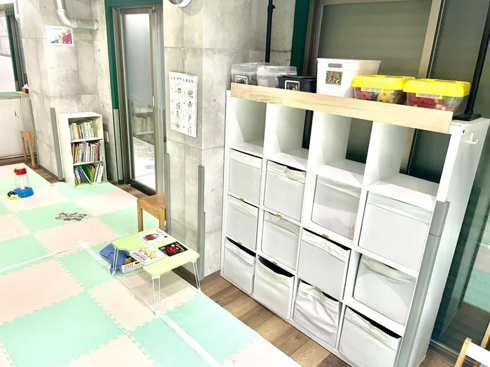 支援室(棚には玩具が入っています)
