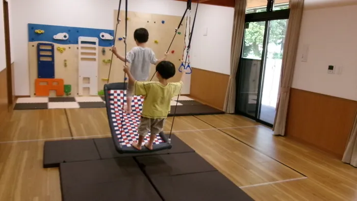 療育室での大型スイング