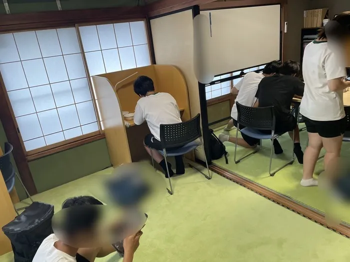 自由時間は各自で過ごしたり、他の利用者と遊んだりしています。