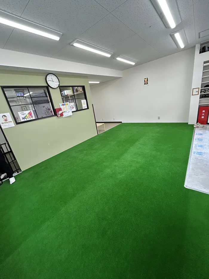 広くてきれいな人工芝のお部屋です!