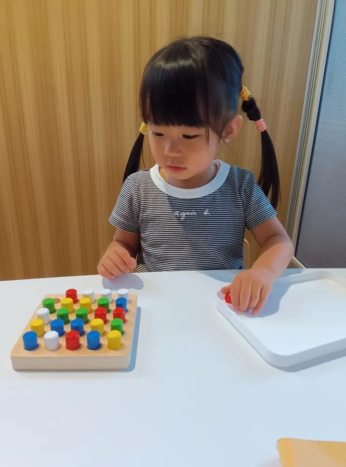 イーライフジュニア・フレンズ/個別療育の様子～ペグ差し編～