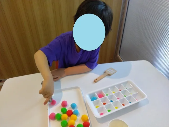 イーライフジュニア・フレンズ/個別課題～ポンポン色合わせ～