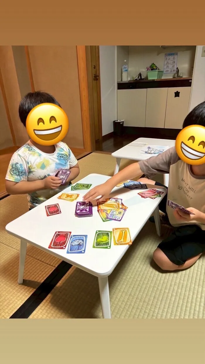 カードゲームに取り組む生徒さん