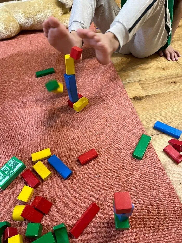 【保育士・心理師常勤在中・元小学校教員勤務！】遊びながら発達を促す★児発・放デイ　スレタンハウス/集中力と力のコントロール練習！足を使って積み木を積み上げよう