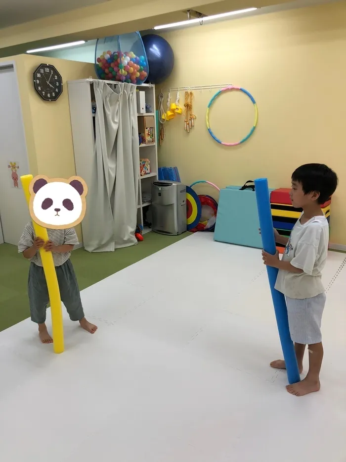  個別療育のゆめラボ上安教室/お互いのスティックをキャッチ！