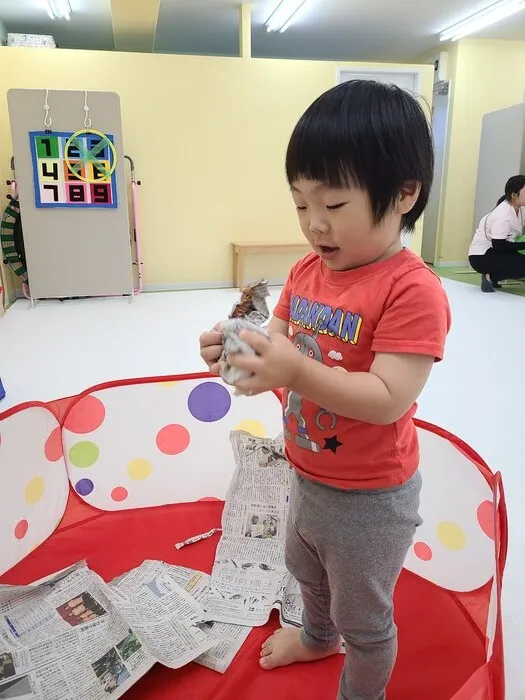 個別療育のゆめラボ上安教室【空きあり！見学・体験受付中】/新聞紙遊びをしたよ🎵