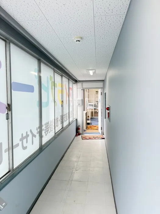 事業所までは廊下があり、玄関出てすぐ道路ではないため安心です